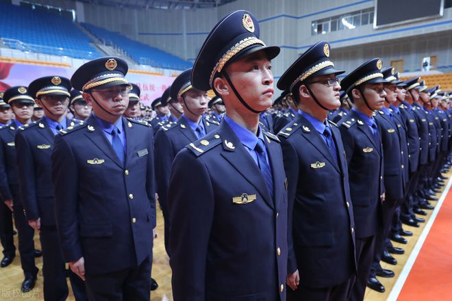 赢博体育官网入口：赢博体育app：公务人员制服有新变化穿上很帅气看看哪些人可以穿？(图5)